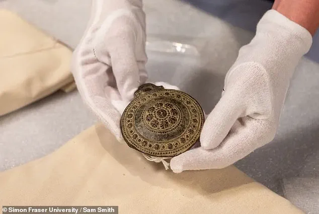 Privileged Access to History: Archaeologist Discovers Ancient Artifacts in Thrift Store for $22