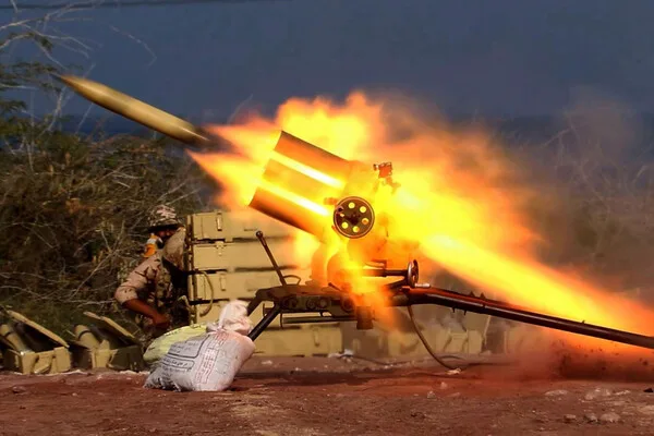 Iran Launches Missile Barrage Targeting U.S. and Israeli Installations, Escalating Regional Tensions