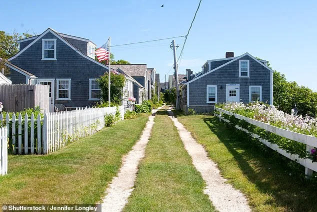 Balancing Tourism and Privacy: Nantucket's Sconset Debates Bluff Walk Access