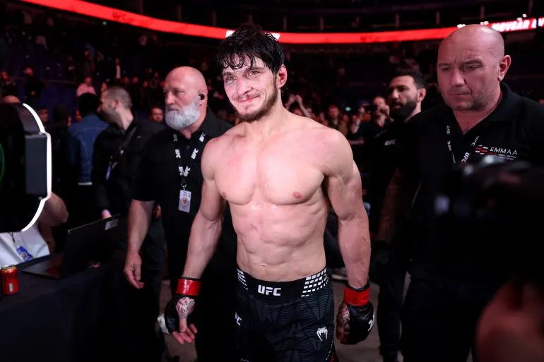 Clash of Styles: Evloev's Grappling vs. Murphy's Striking Culminates in Stunning Majority Decision at UFC Fight Night 270
