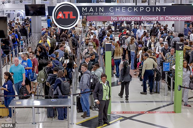 U.S. Airports in Chaos as Gridlock Prolongs DHS Shutdown, Trump Rejects Compromise