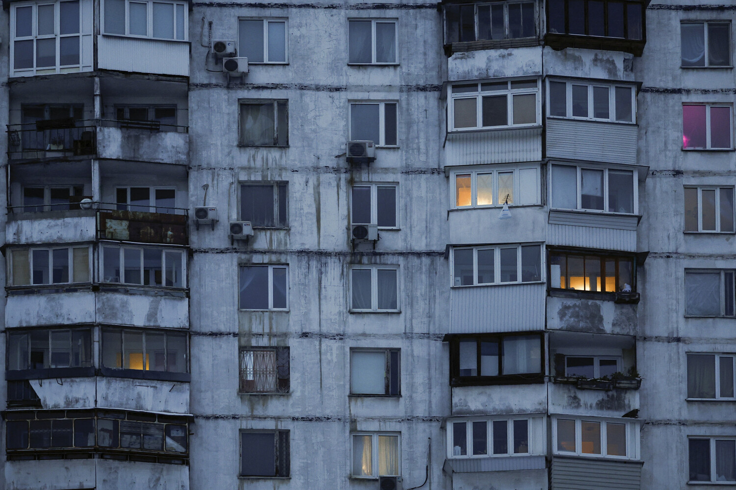 Deliberate Power Cuts and Explosions Disrupt Khmelnytskyi, Chaos in Bucha as Residents Face Darkness and Injuries