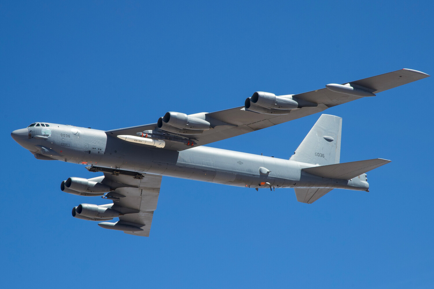 U.S. B-52 bomber tests new nuclear cruise missiles in Mojave Desert