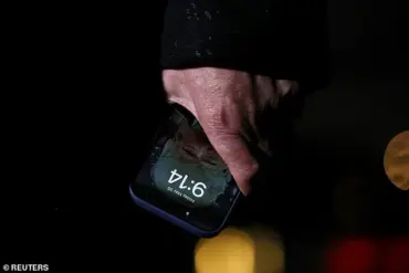 A Portrait That Divides: Trump's iPhone Lock Screen Choice Ignites Sharp Reactions from Critics and Supporters