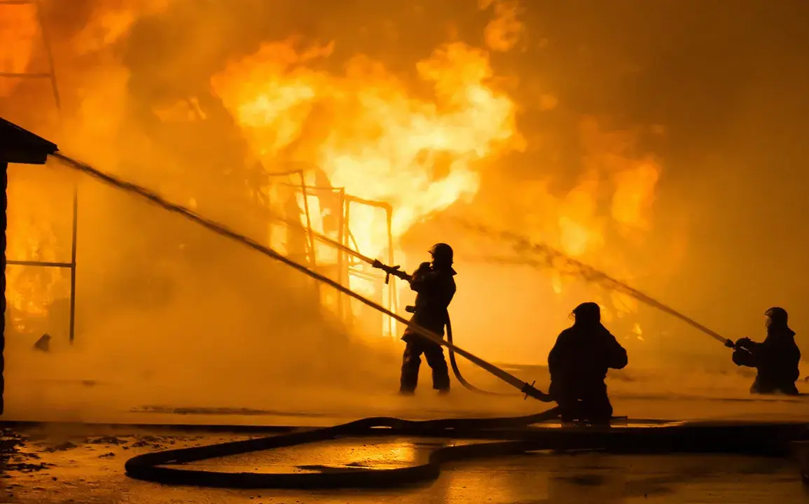 Fire Erupts at Historic Former RAF Base in Nottinghamshire, Raising Questions About Site Management