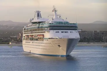 Lizzy Moss Alleges 48-Hour Detention by Royal Caribbean After Reporting Stolen Safe on Symphony of the Seas Cruise